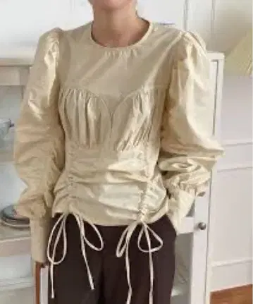 ELLIE 프릴 퍼프 슬리브 상의