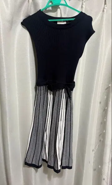 새상품! 택 포함! 슬리브리스 니트 원피스 네이비 스트라이프