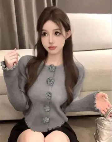 플라워 모티브 버튼 그레이 니트 스웨터