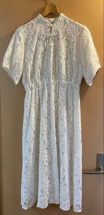 merlot plus 화이트 레이스 미디 드레스