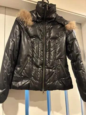 퍼 달린 블랙 다운 자켓