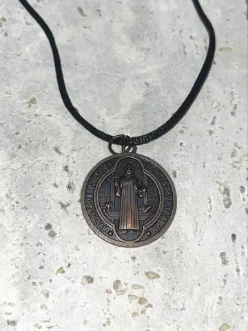 메달형 목걸이 십자가 디자인