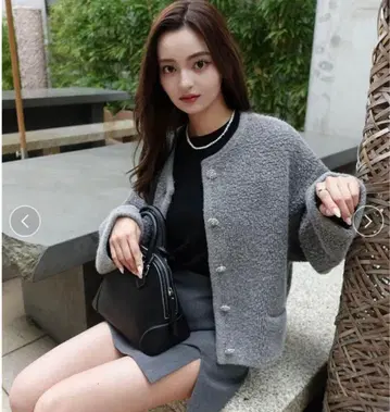 Mila Owen 파일 편직 숏 기장 금장 버튼 니트 자켓 그레이