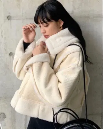 EMODA 숏 페이크 무스탕 블루종