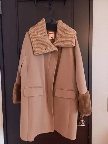 [ 투모로우랜드/BACCA ] 카멜 울 코트 퍼 포함