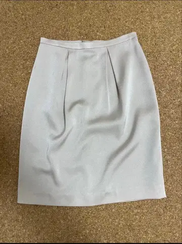 미사용 새상품 ANAYI 새틴 베이지 무릎 아래 기장 스커트