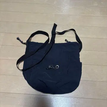 블랙 나일론 숄더백 사코슈