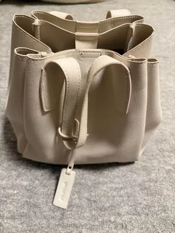 아이보리 합성 피혁 핸드백