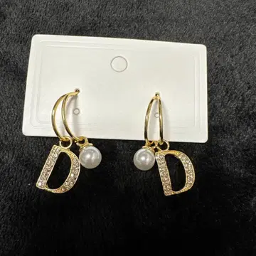 D 모티브 골드 후프 귀걸이