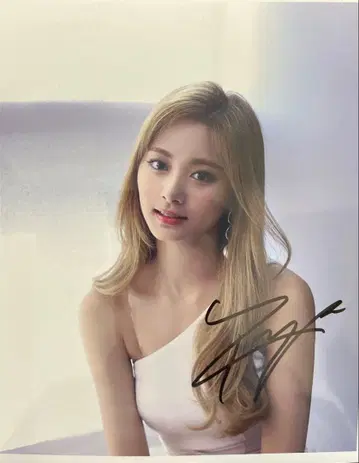 [ 귀중 ] TWICE 멤버 쯔위 친필 사인 20 x 25cm