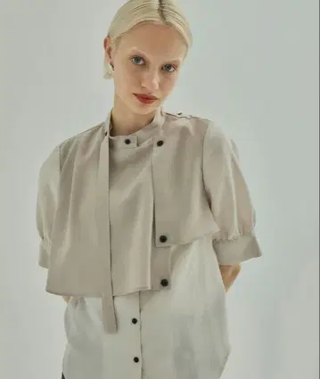 UNITED TOKYO 하프 타이 숏 볼륨 블라우스