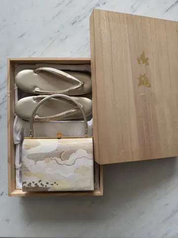 새상품급 골드 컬러 구름 무늬 일본 의류 신발과 백 세트