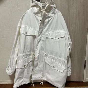 화이트 후드 부착 마운틴 파카