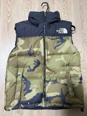 THE NORTH FACE / 카모플라쥬 눕시 다운 베스트