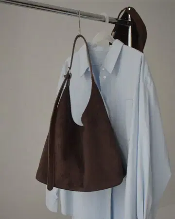 lavishgate 페이크 스웨이드 원 핸들 백 다크 브라운