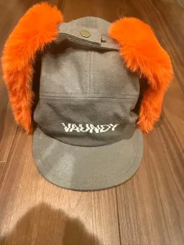 VAUNDY 퍼 포함 플라이트 캡 그레이/오렌지
