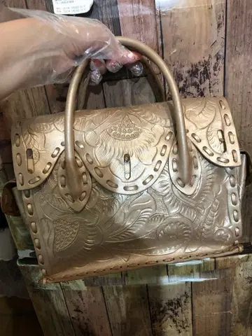 골드 엠보싱 꽃무늬 가죽 핸드백