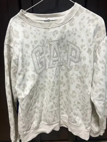 GAP 레오파드 무늬 크루넥 맨투맨