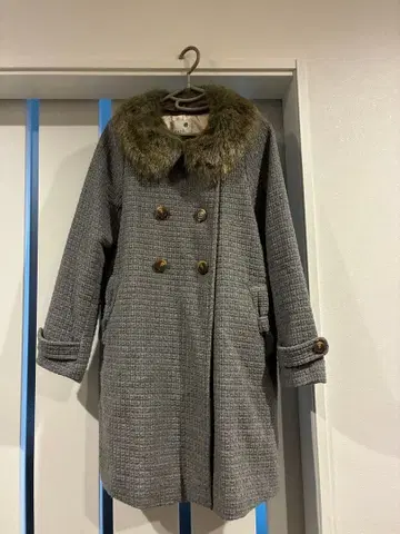 그레이 더블 브레스트 코트 퍼 포함