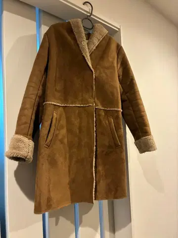 브라운 무스탕 코트 후드 부착