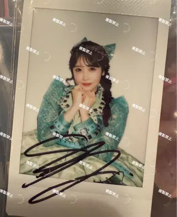 사쿠라이 유이 사인 솔로 폴라로이드 락 의상