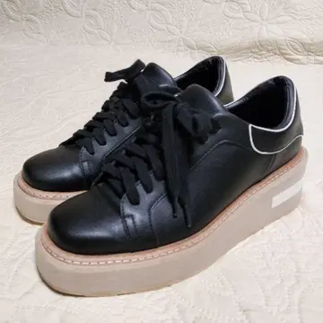 Acrux/아크루스 (Black) 스퀘어 토 통굽 스니커즈