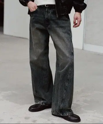 VINTAGE WASHED CURVED DENIM