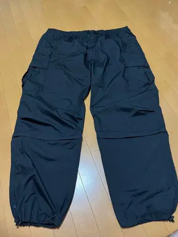 블랙 카고 팬츠 (폴리에스테르 65%)