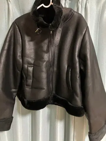 블랙 가죽 숏 무스탕 코트