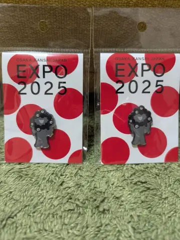 EXPO 2025 만박 블랙 미야쿠미야쿠 핀 배지 2개 세트