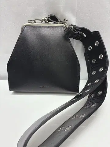 극미품 BIGOTRE 비고타 ERRAND 가마구치 숄더백