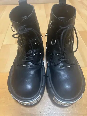 BARCON 피어싱 부츠 블랙 가죽 통굽 부츠