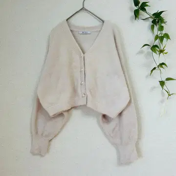 새상품급 CHIP CLIP M 핑크 샤기 펄 버튼 가디건