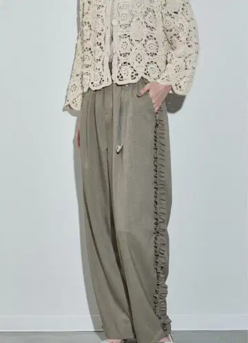 더욘 프릴 사이드 베이지 와이드 팬츠