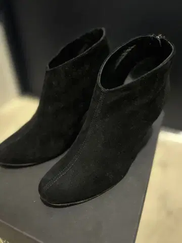 MUGNAI 블랙 스웨이드 앵클부츠