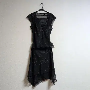 블랙 도트 무늬 슬리브리스 원피스