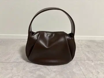 라운드 턱 백 카프리슈 레마쥬