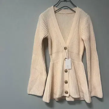 [택 포함 새상품] lumier 가디건 니트 페플럼 아이보리