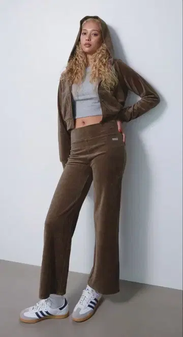 ALEXIA STAM Wellness 벨루어 셋업