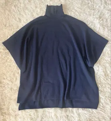 네이비 울 혼방 터틀넥 판초형 니트 이에나 풀오버