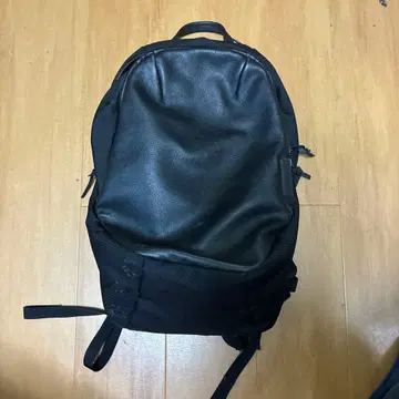 심플한 블랙 백팩