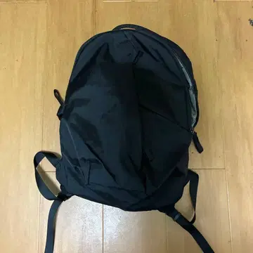 나일론 소재 블랙 백팩