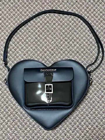 닥터마틴 하트형 숄더백 블랙