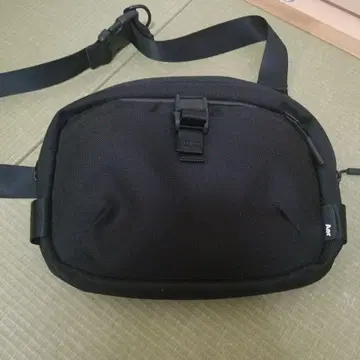 Aer 뷰티 유나이티드 애로우즈 숄더백