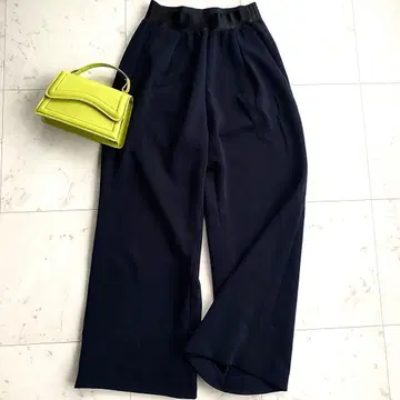 새상품급 뮤즈 두지엠 클라세 25SS dumblefit 턱 팬츠