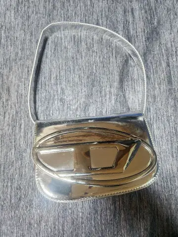 실버 광택 숄더백