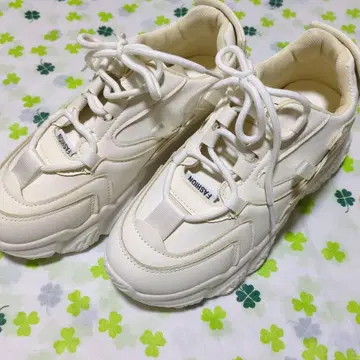 새상품 화이트 스니커즈 통굽 밑창 합성 피혁 24.5cm