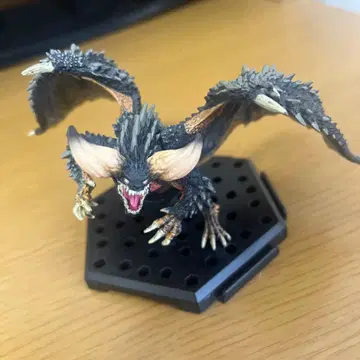 몬스터 헌터 네르기간테 피규어