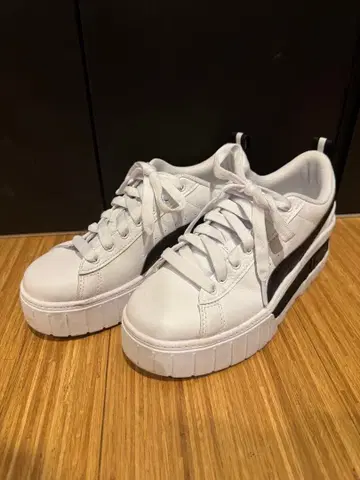 PUMA 화이트 플랫폼 스니커즈