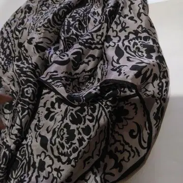 미사용 새상품 페이즐리 무늬 스카프 블랙과 그레이